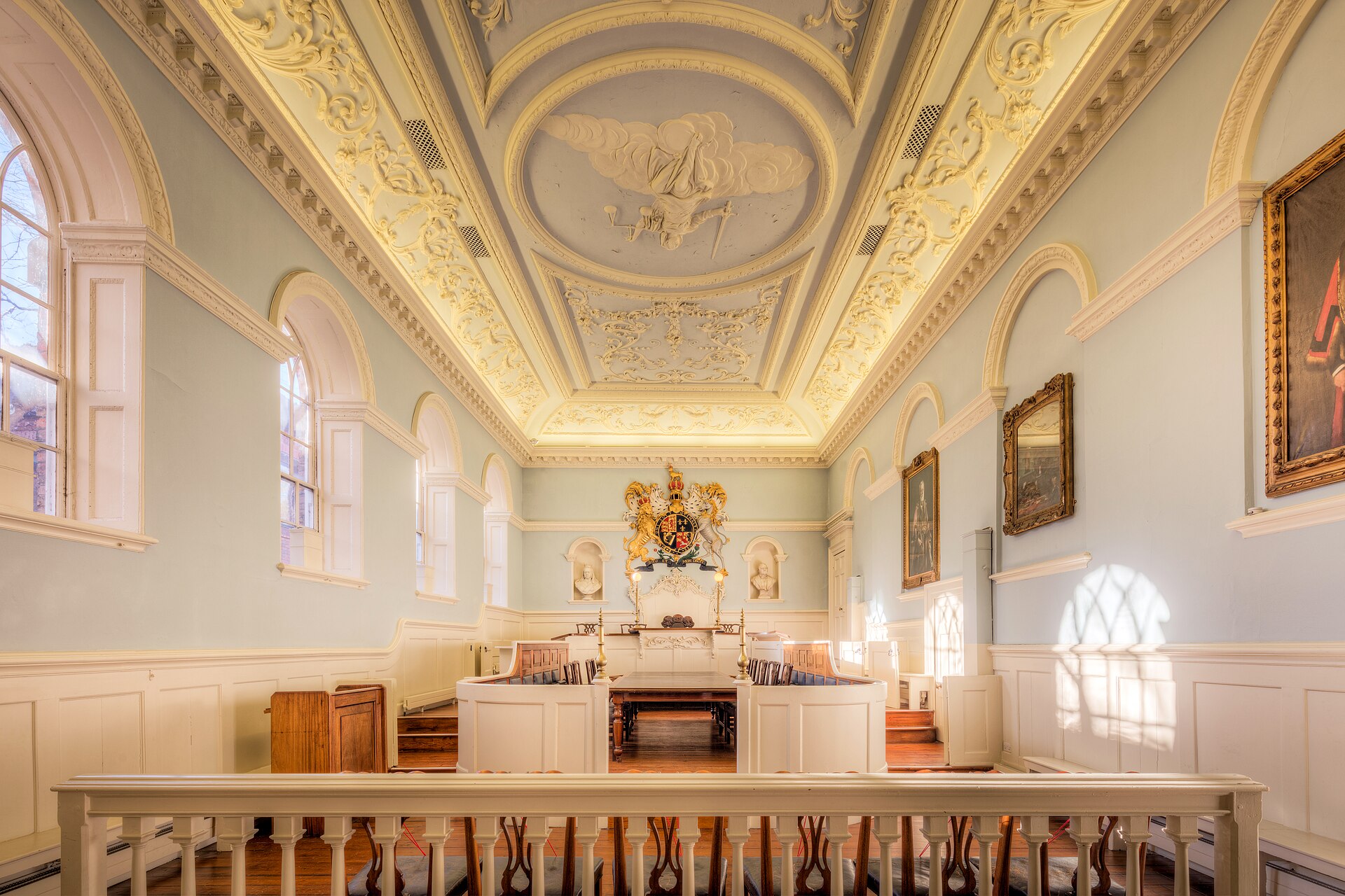 Sala de tribunal con paneles de madera