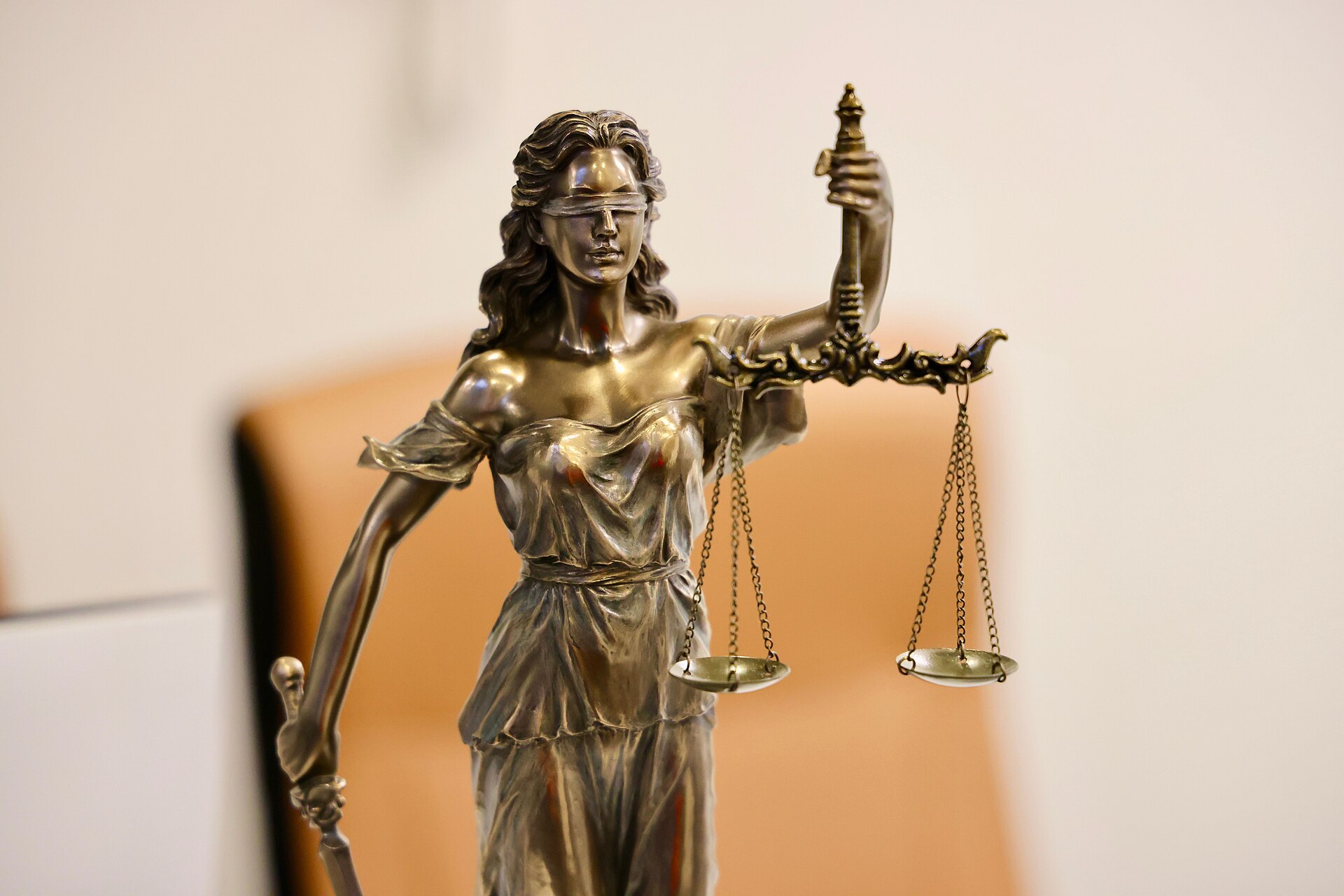 Estatua de la justicia sosteniendo la balanza